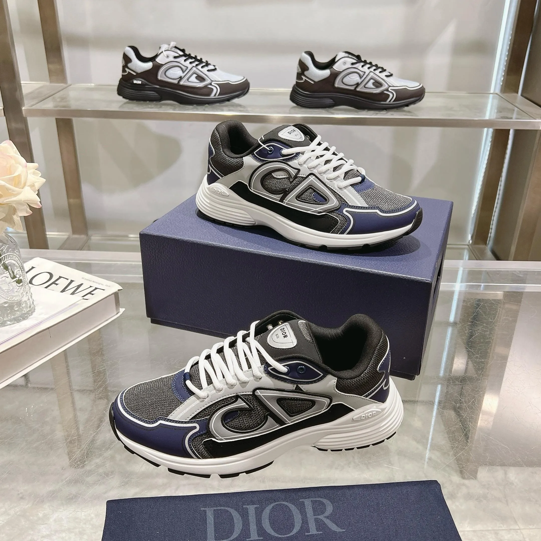 👟👟Ex-factory price 520👟👟 H612 high version B30 low-top sneakers are one of the flagship styles of this series. Crafted from mesh and technical fabrics, it's finished with a reflective 'CD30' graphic and 'DIOR B30' and 'CD30' logos on the heel and tongue. The extra-light, sculpted rubber sole adds style with signature accents, while internal stretch details create ideal comfort. Can be paired with a variety of casual looks to show a fashionable, modern and sporty style. ✅Size: 35-47 (45-46-47 customized, non-returnable and non-exchangeable) ✅Sole material: Original ultra-light IP sole ✅Packaging: Brand new counter packaging